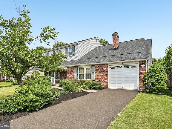 3rd image of 730 Fairbridge Dr