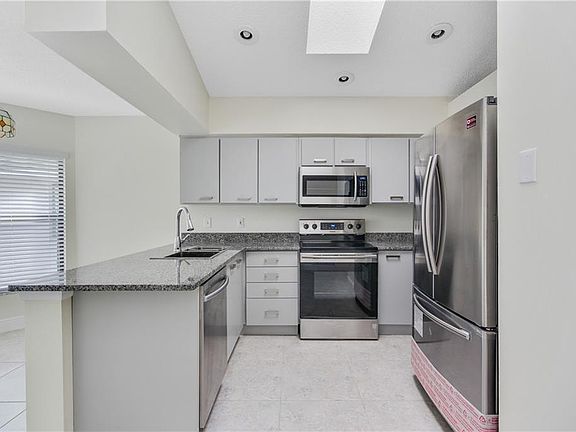 4th image of 4243 Sandhurst Dr