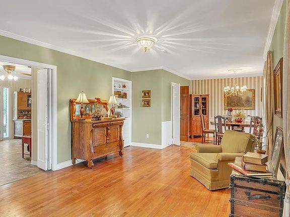 5th image of 2111 Robinhood Dr