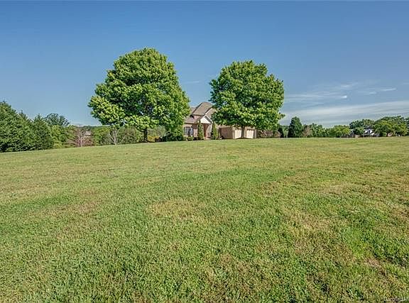 3rd image of 211 Chestnut Oaks Dr