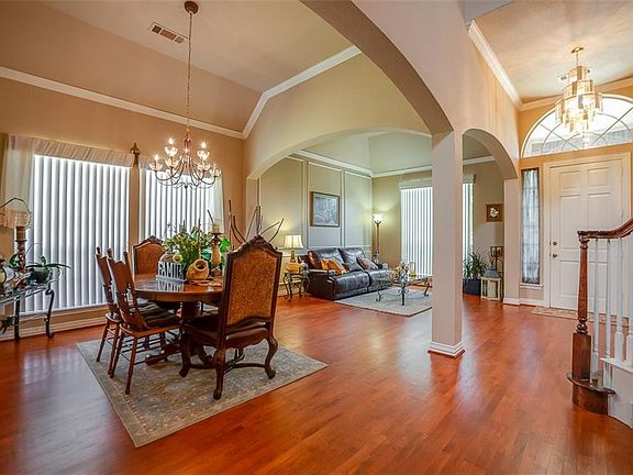 2nd image of 910 Kingwood Cir