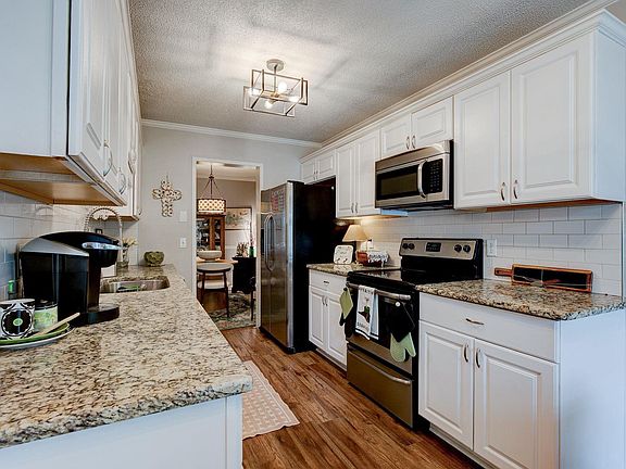 5th image of 124 N Lake Pointe Dr