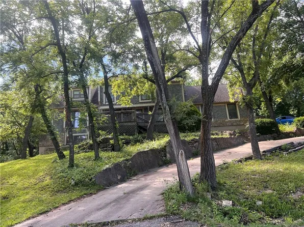 15907 Meadow Ln, Overland Park, KS 66224