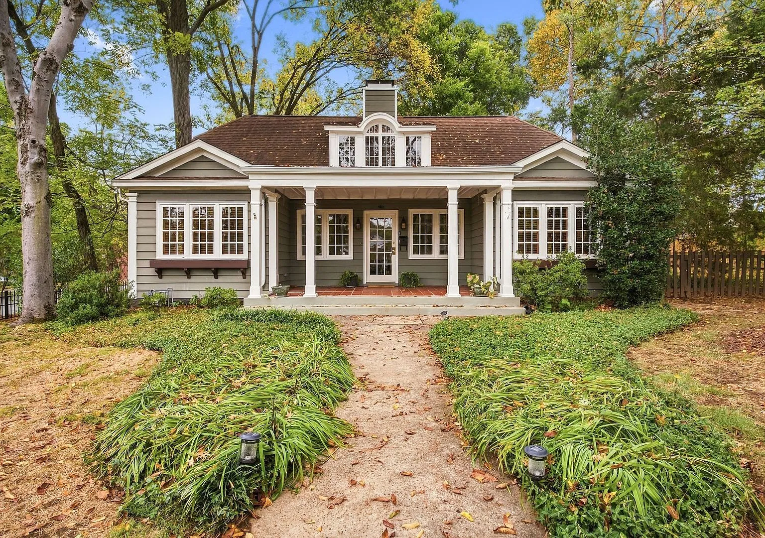 Nashville Belmont Bungalow, double lot large fenced yard, historic charm, modern amenities, walk ... — Photo 1