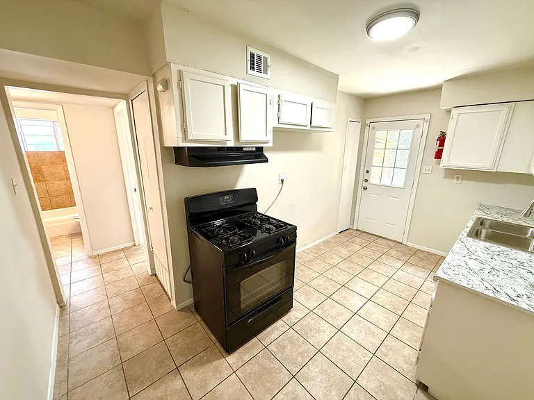 520 Prado St — Photo 9
