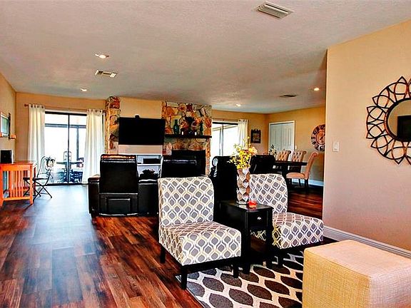 3rd image of 1067 Prescott Blvd