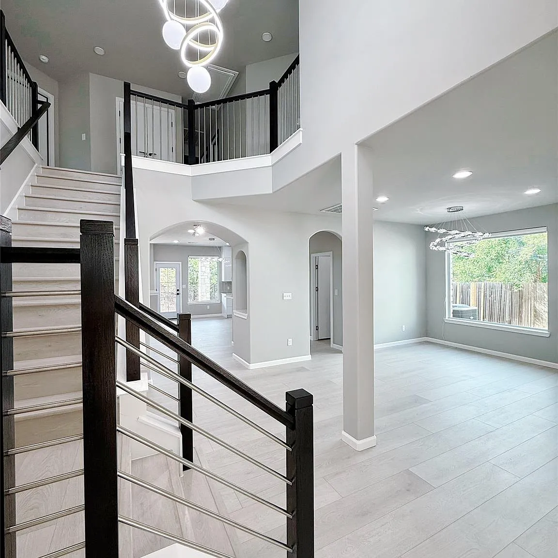 5 bed, 3.0 bath, 3440 sqft, $4,000 — Photo 2