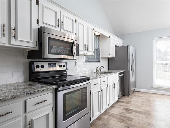5th image of 124 E Nelson Cir