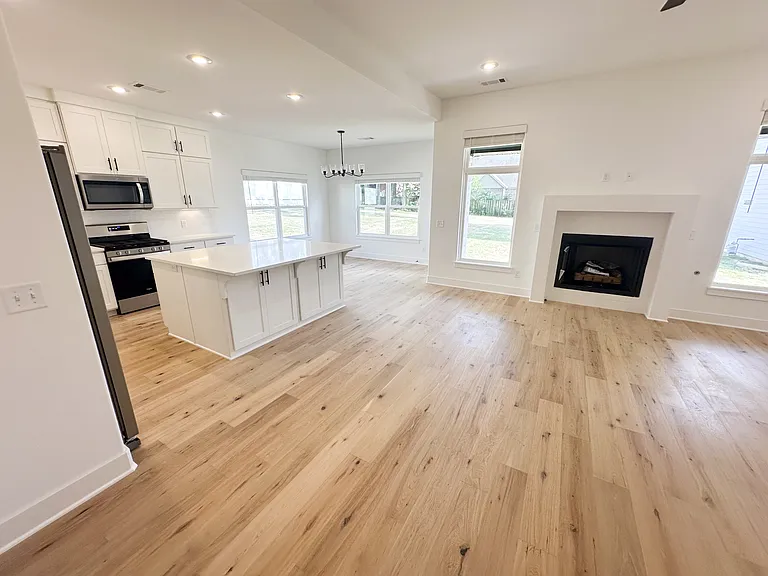 1751 W Holly St — Photo 3