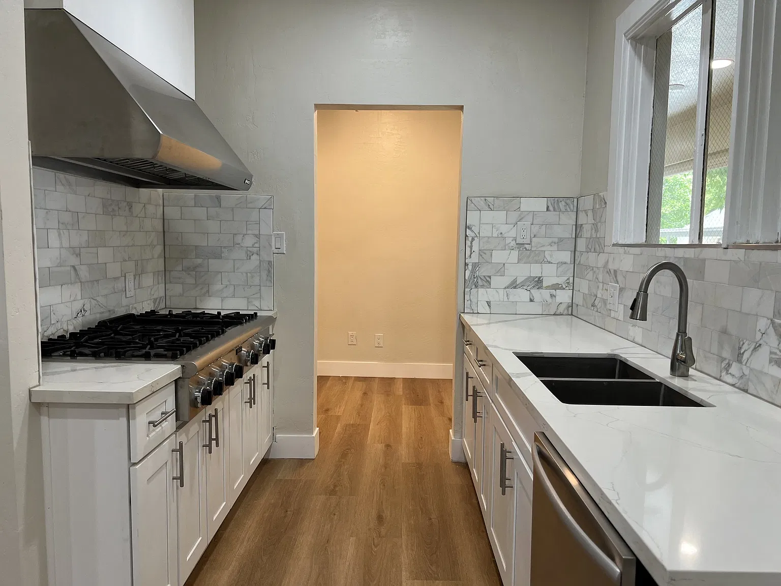 11 bed, 4681 sqft, $7,450 — Photo 3