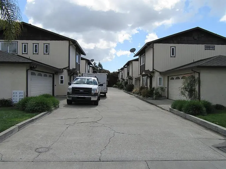 213 Poplar Ave — Photo 2
