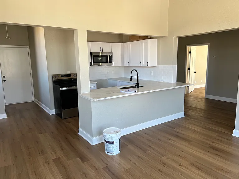 722 S Pine St — Photo 5
