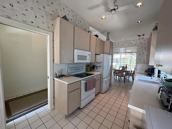 5th image of 2269 SW Mayflower Dr
