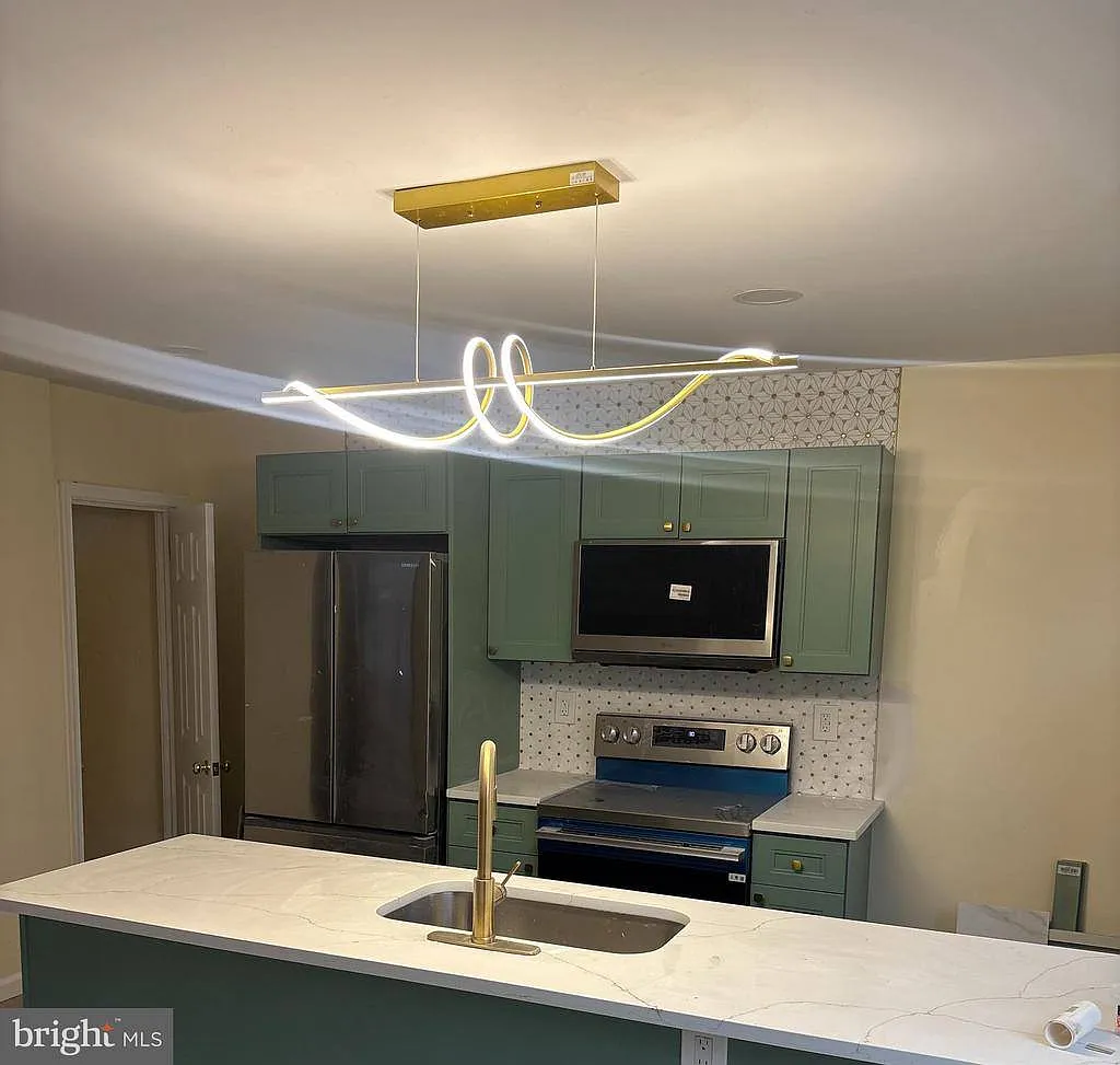 5 bed, 1.5 bath, 1600 sqft, $2,800 — Photo 2