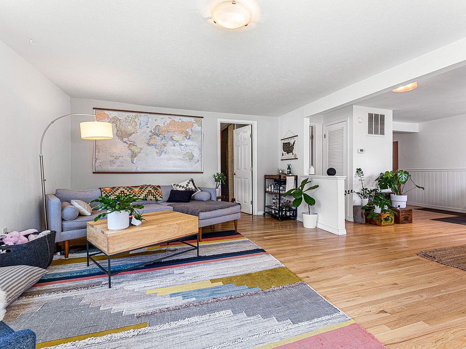 Oak hardwood floors throughout