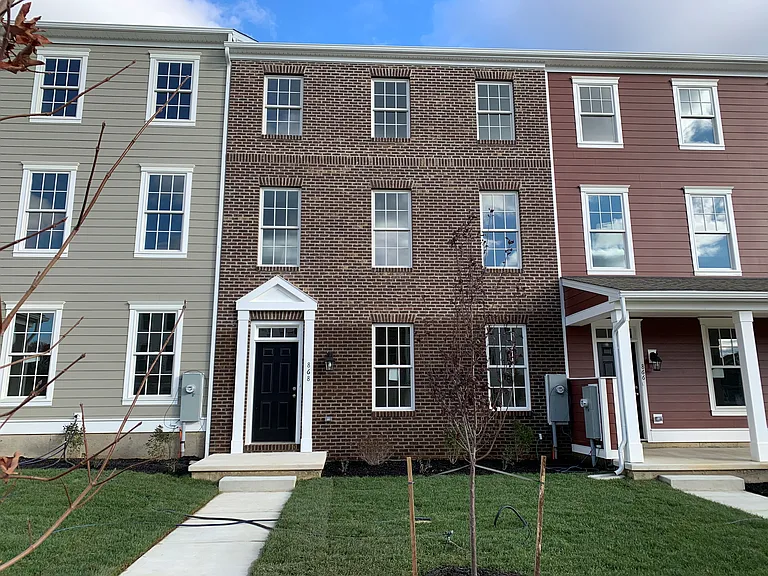 868 Mapleton Ave — Photo 2