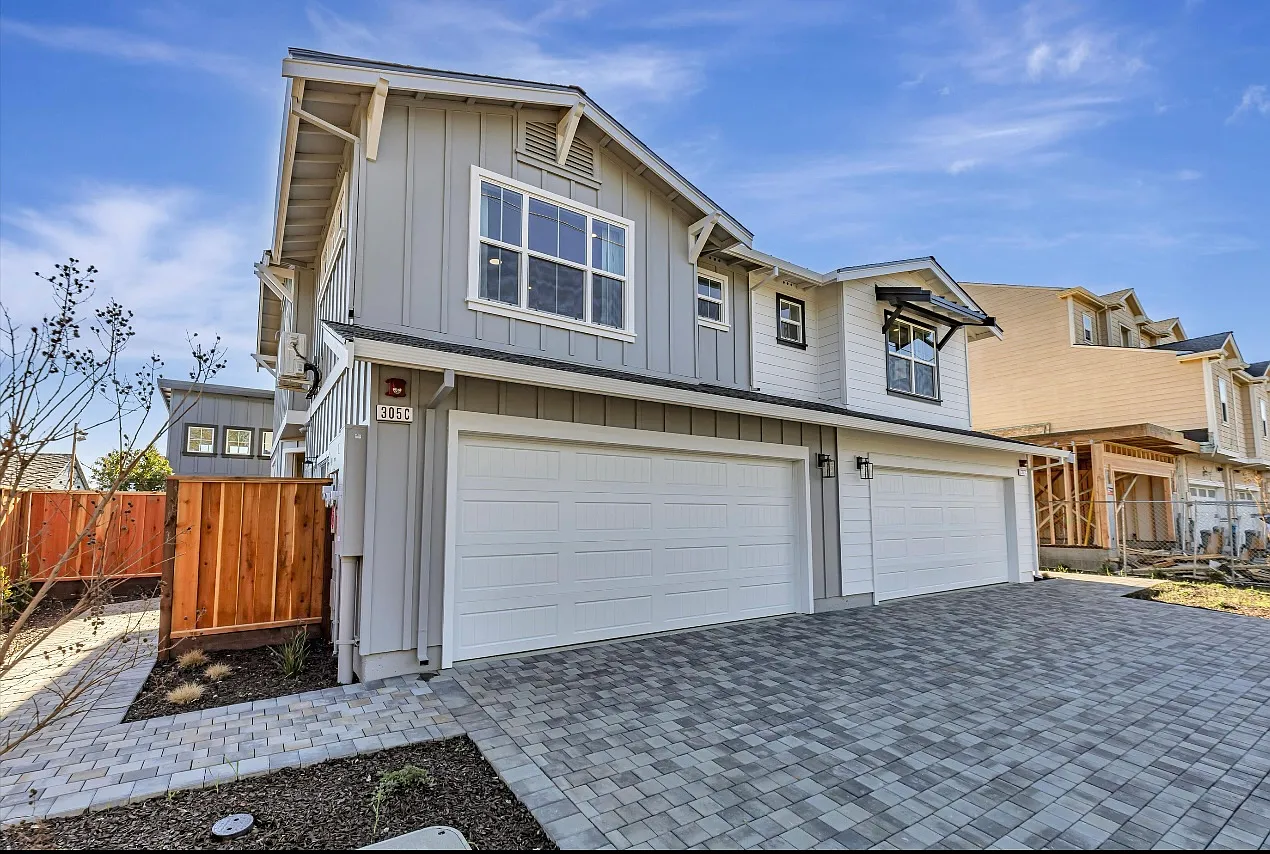 3 bed, 2.5 bath, 1209 sqft, $3,350 — Photo 2