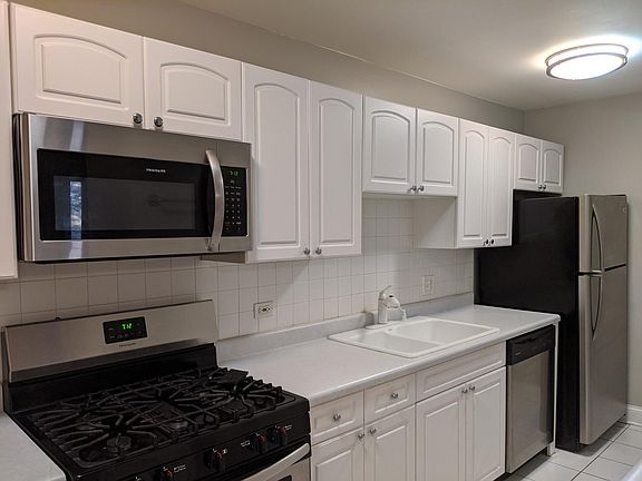 5th image of 435 W Oakdale Ave APT 2D