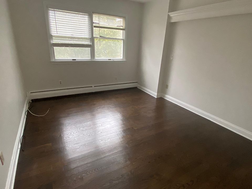 1st image of 20-9A Dell St