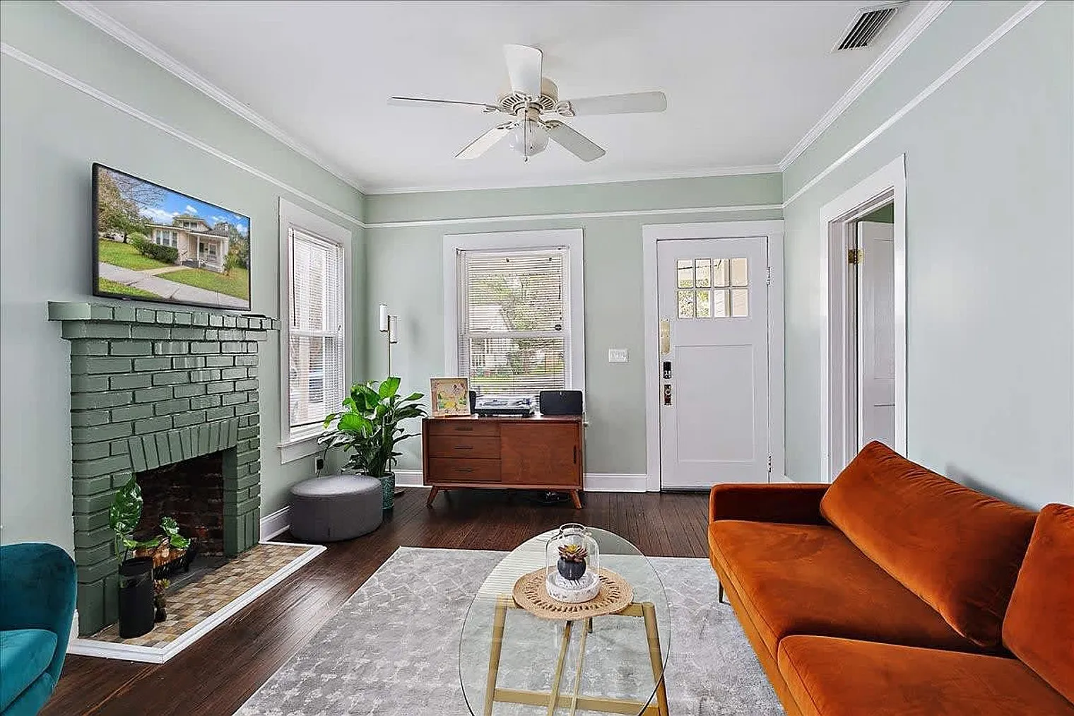 3 bed, 2.0 bath, 1194 sqft, $4,617 — Photo 2
