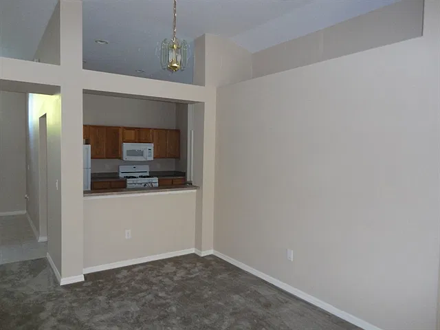 3 bed, 2.0 bath, 1692 sqft, $2,295 — Photo 3