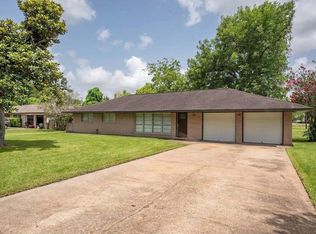 117 Lazy Ln, Lake Jackson, TX 77566