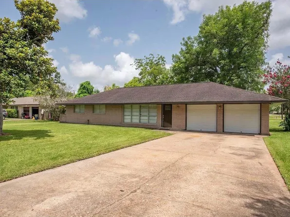 117 Lazy Ln, Lake Jackson, TX 77566