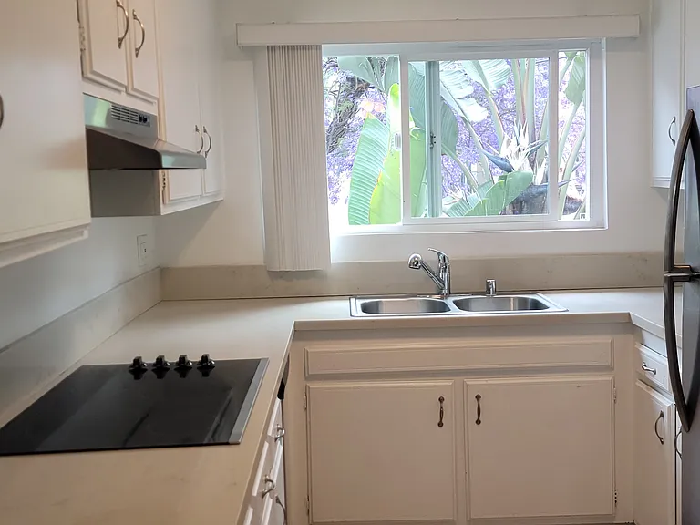 976 S Westgate Ave #7 — Photo 8