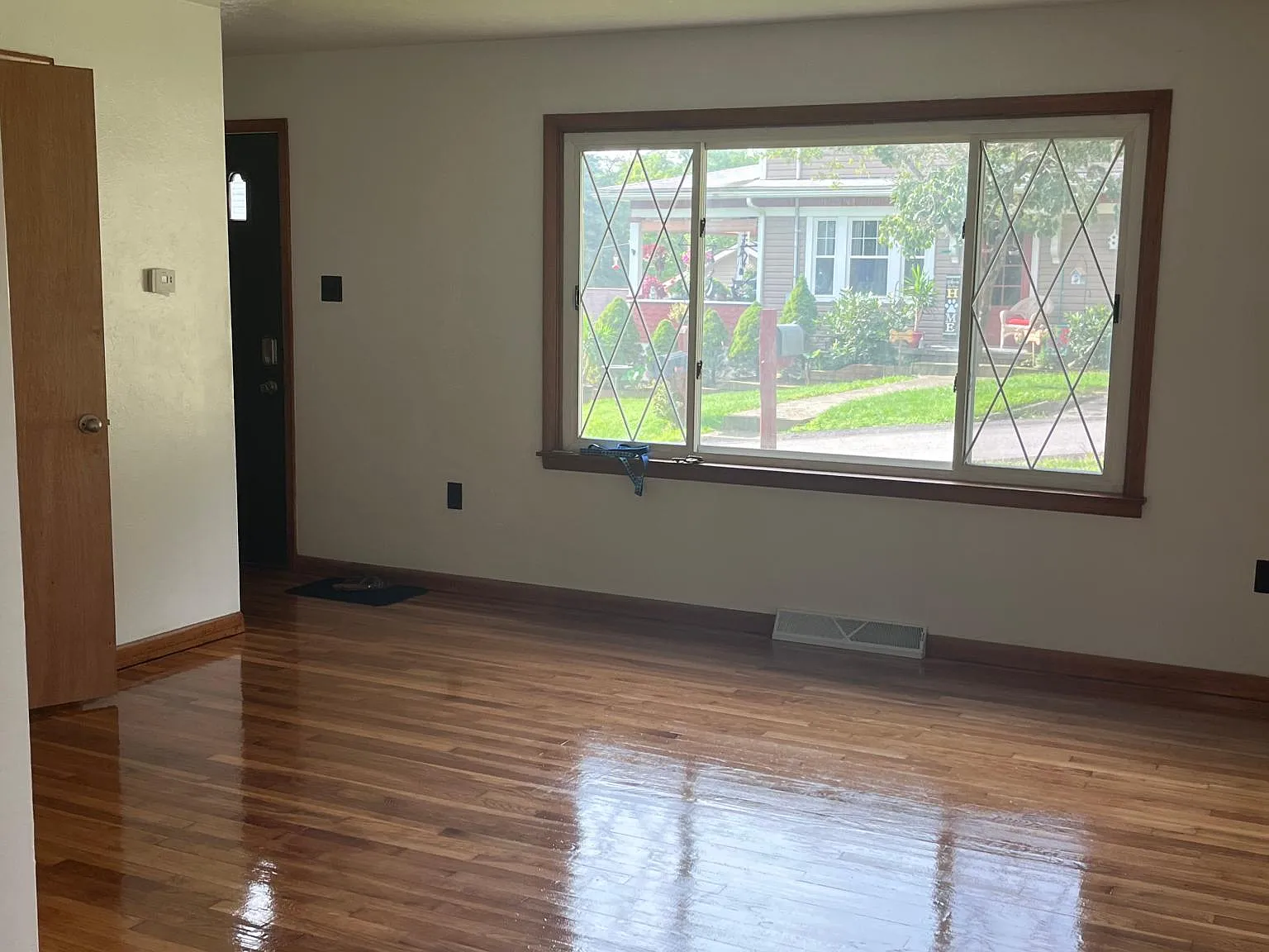 1041 Westview Dr — Photo 3
