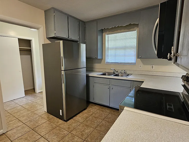 550 E Bradford Rd — Photo 8