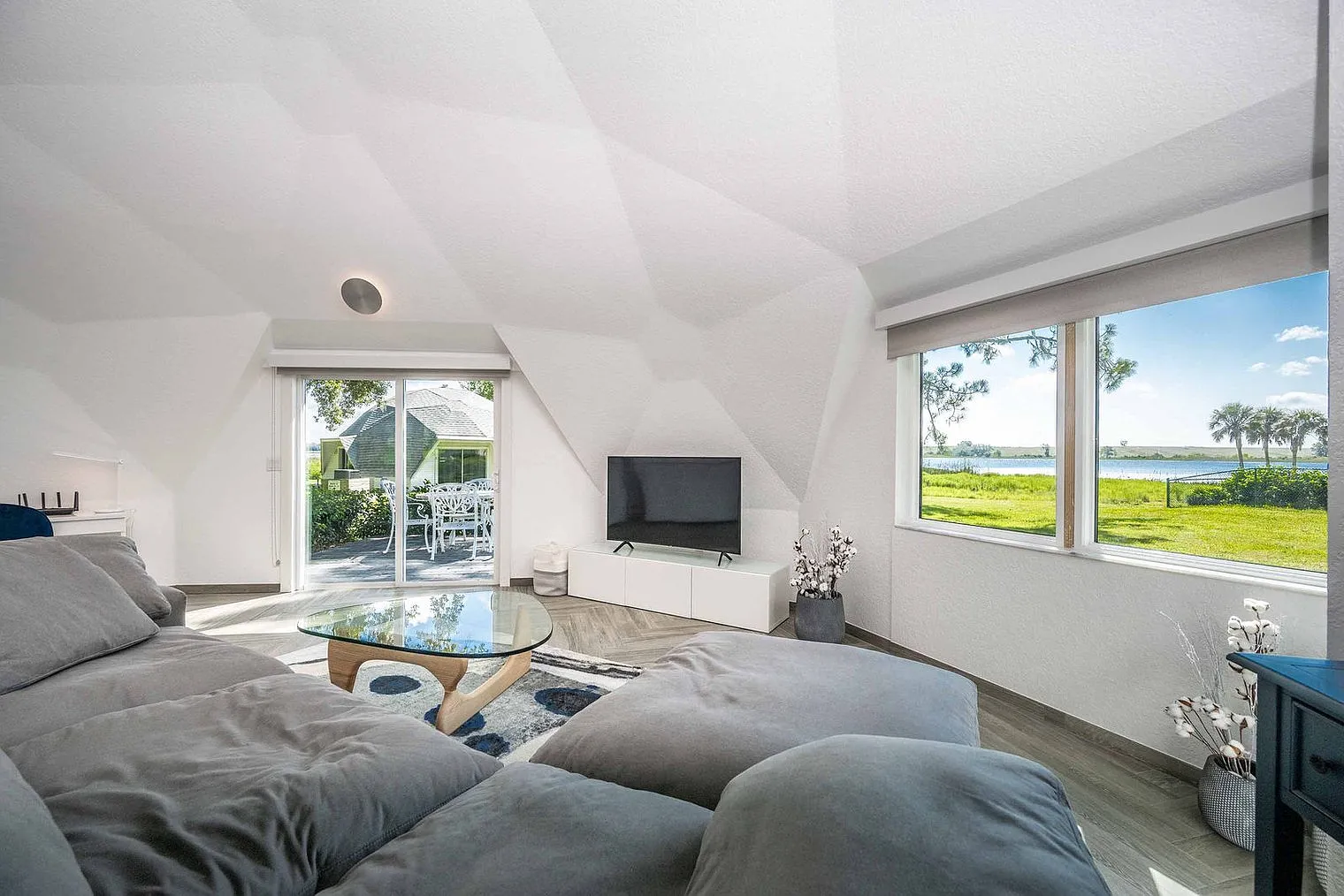2 bed, 1.0 bath, 990 sqft, $6,000 — Photo 3