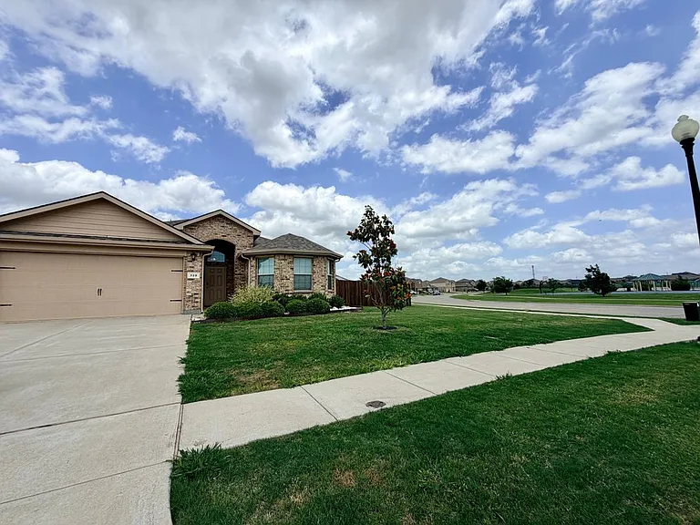 520 Cantebury Park Ln — Photo 1