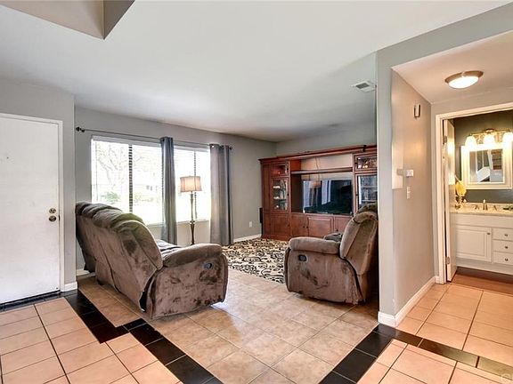 3rd image of 2151 W Banbury Cir
