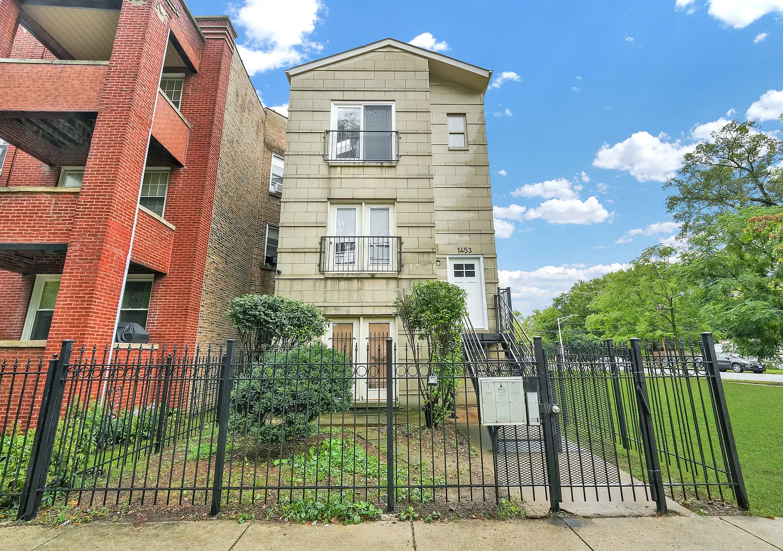 3 bed, 1250 sqft, $2,400 — Photo 2