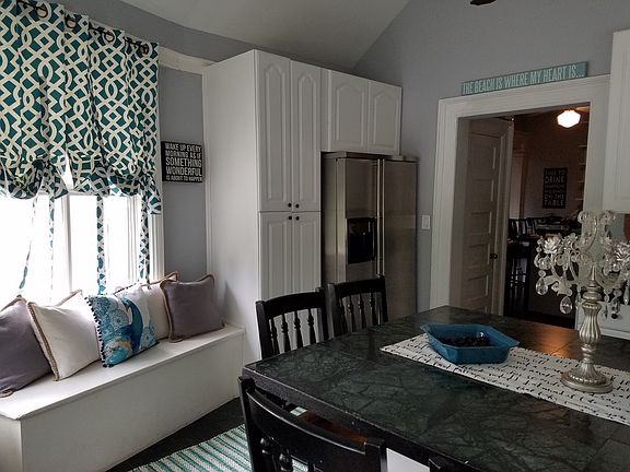 eat-in-kitchen