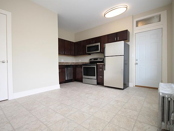 2nd image of 805 W Cornelia Ave APT 3S
