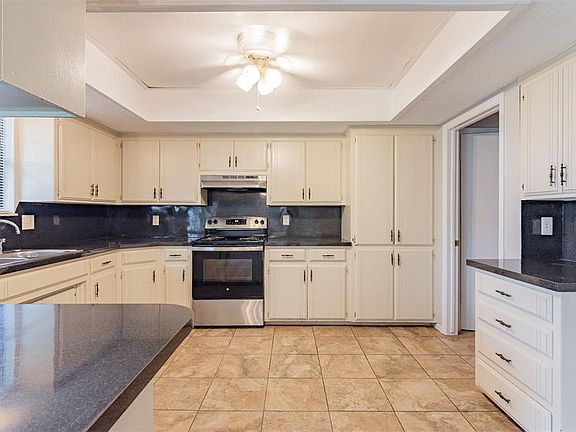 4th image of 10421 Leicester Dr