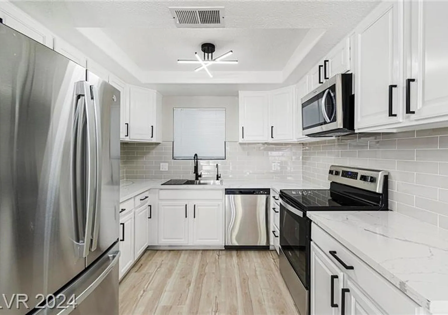 Charming and beautifully updated ground-floor condo in a prime central Las Vegas location! — Photo 2
