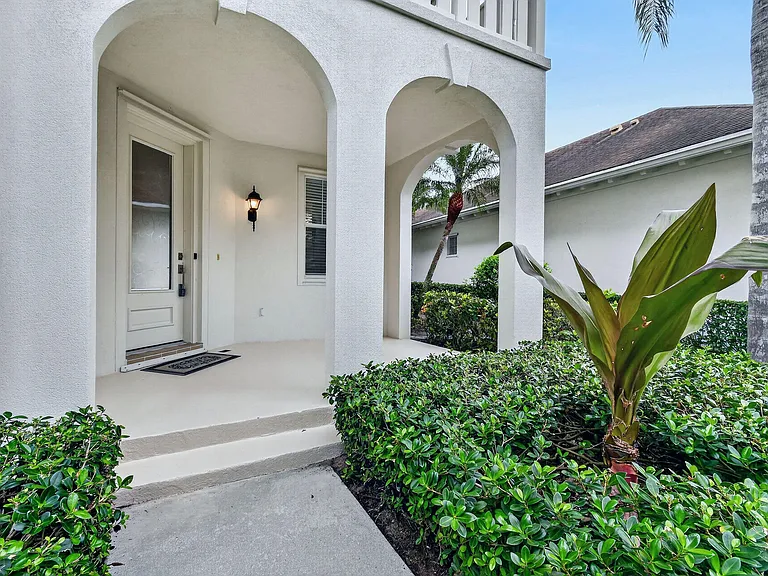 303 Caravelle Dr — Photo 5