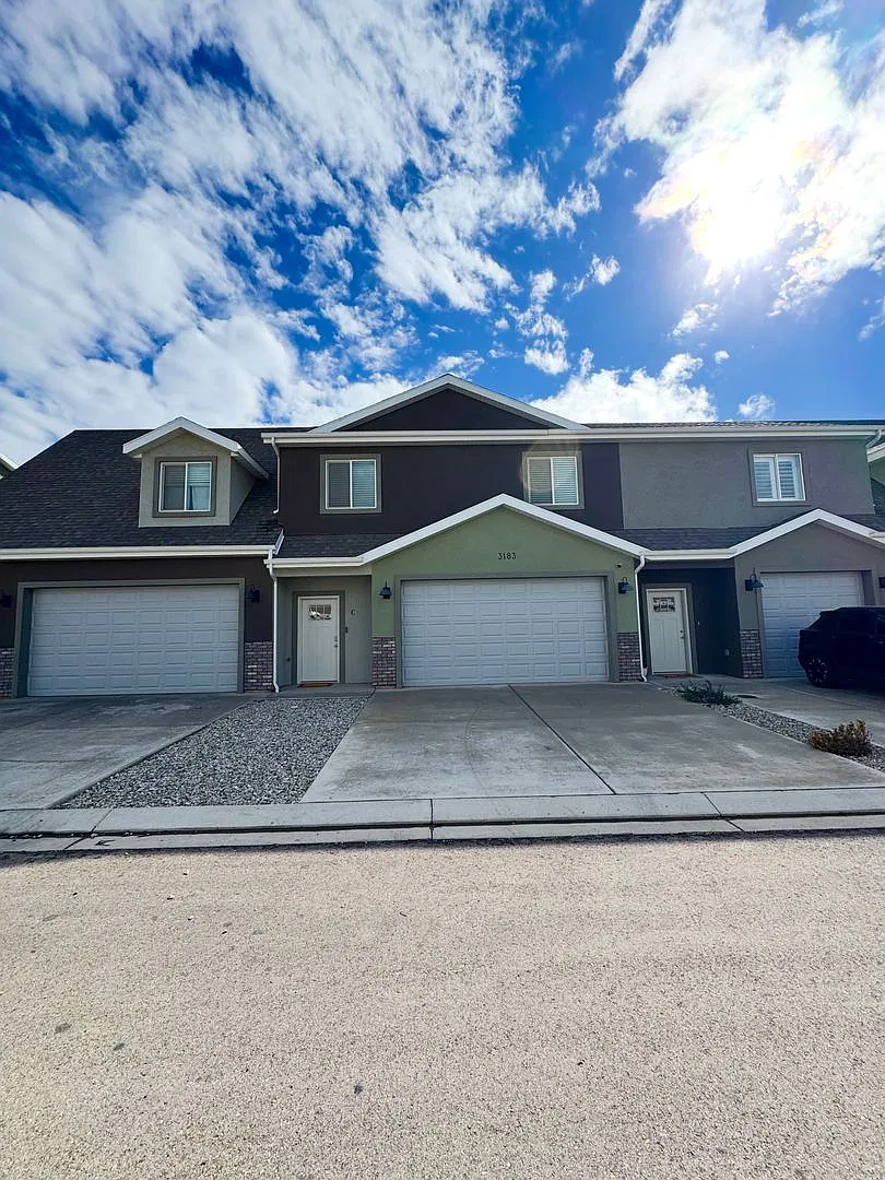 Beautiful 3 Bedroom, 2.5 Bathroom Townhome! — Photo 2