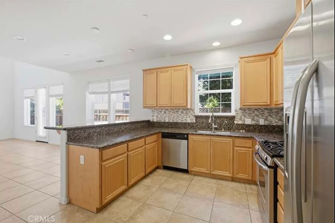 3 bed, 2.5 bath, 1560 sqft, $4,100 — Photo 4