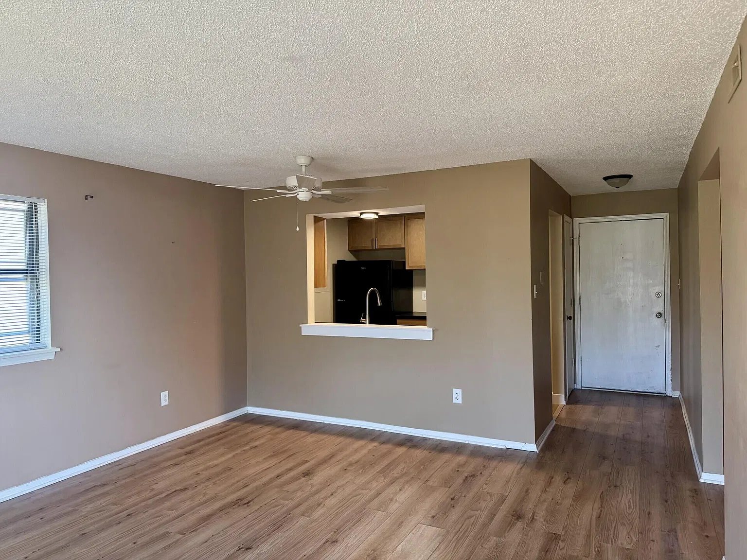2 bed, 1.0 bath, 900 sqft, $1,275 — Photo 3