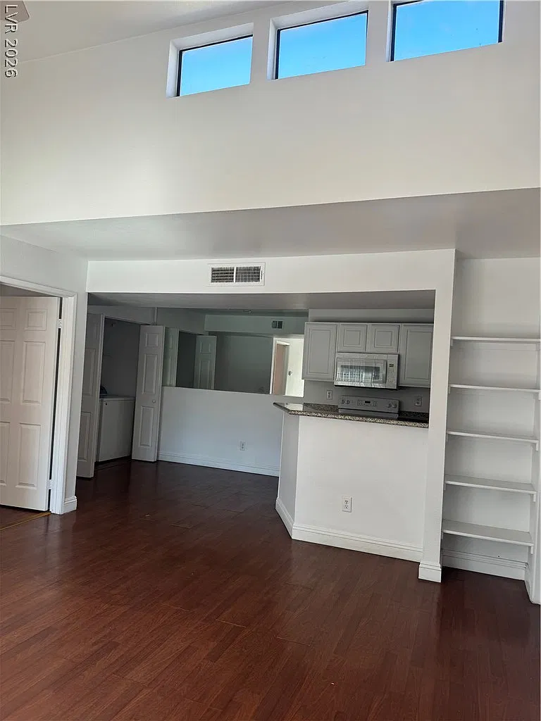 2 bed, 2.0 bath, 920 sqft, $1,500 — Photo 2
