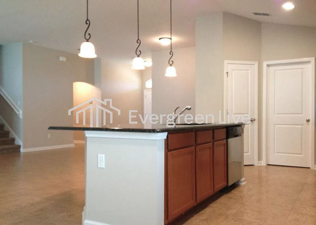 5 bed, 3.0 bath, 2732 sqft, $2,495 — Photo 3