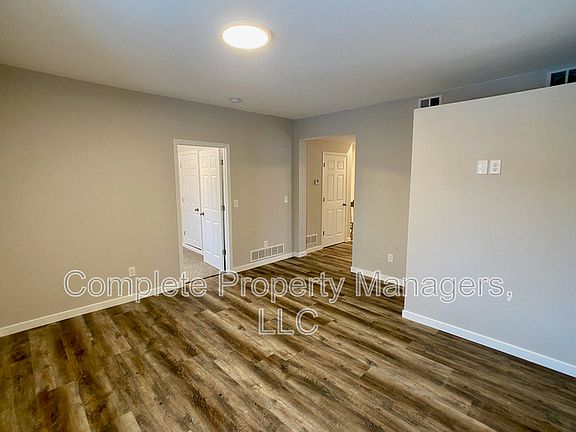 3rd image of 107 Main St E APT 1