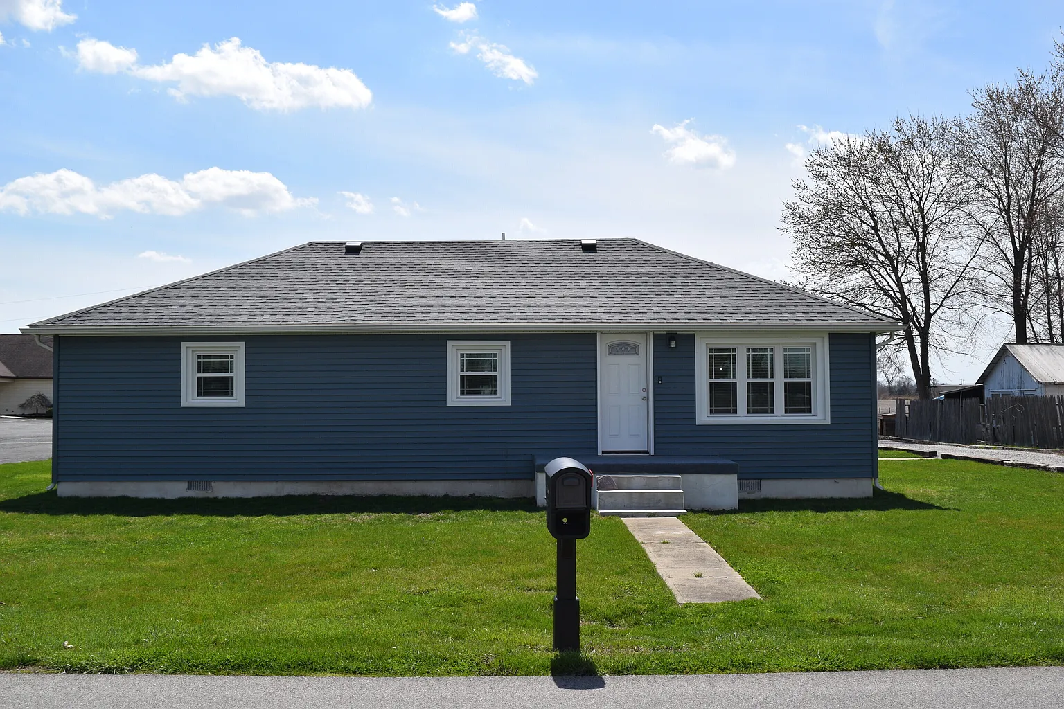 315 E South St photo 1