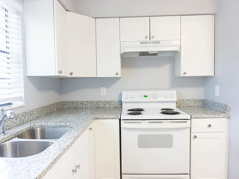 Lincoln Place — Photo 16