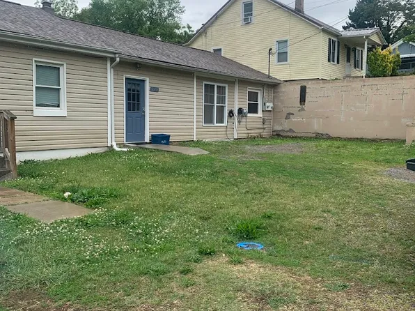 220 9th St #A, Vinton, VA 24179