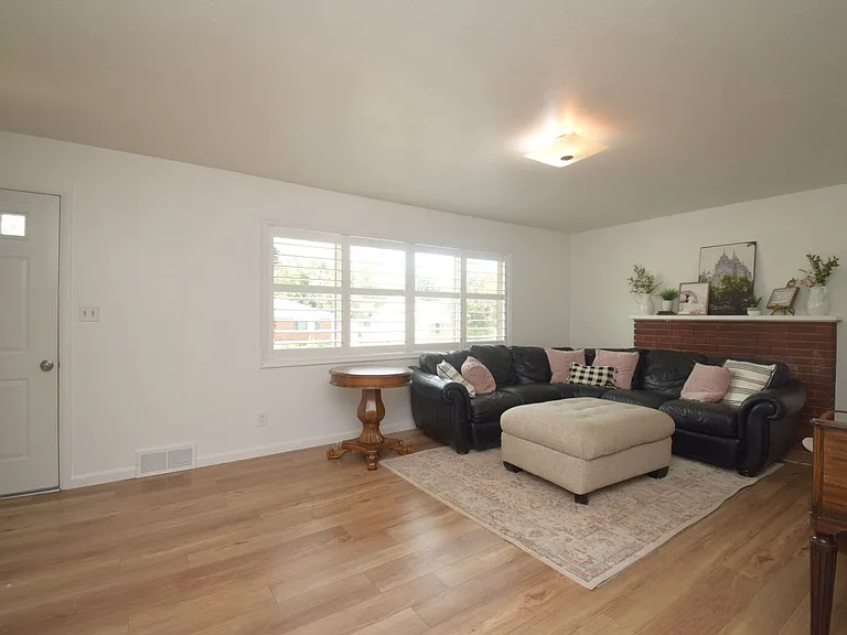 3382 Monroe Blvd — Photo 3