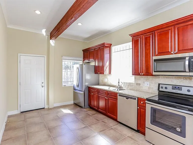 612 W Alabama St — Photo 2